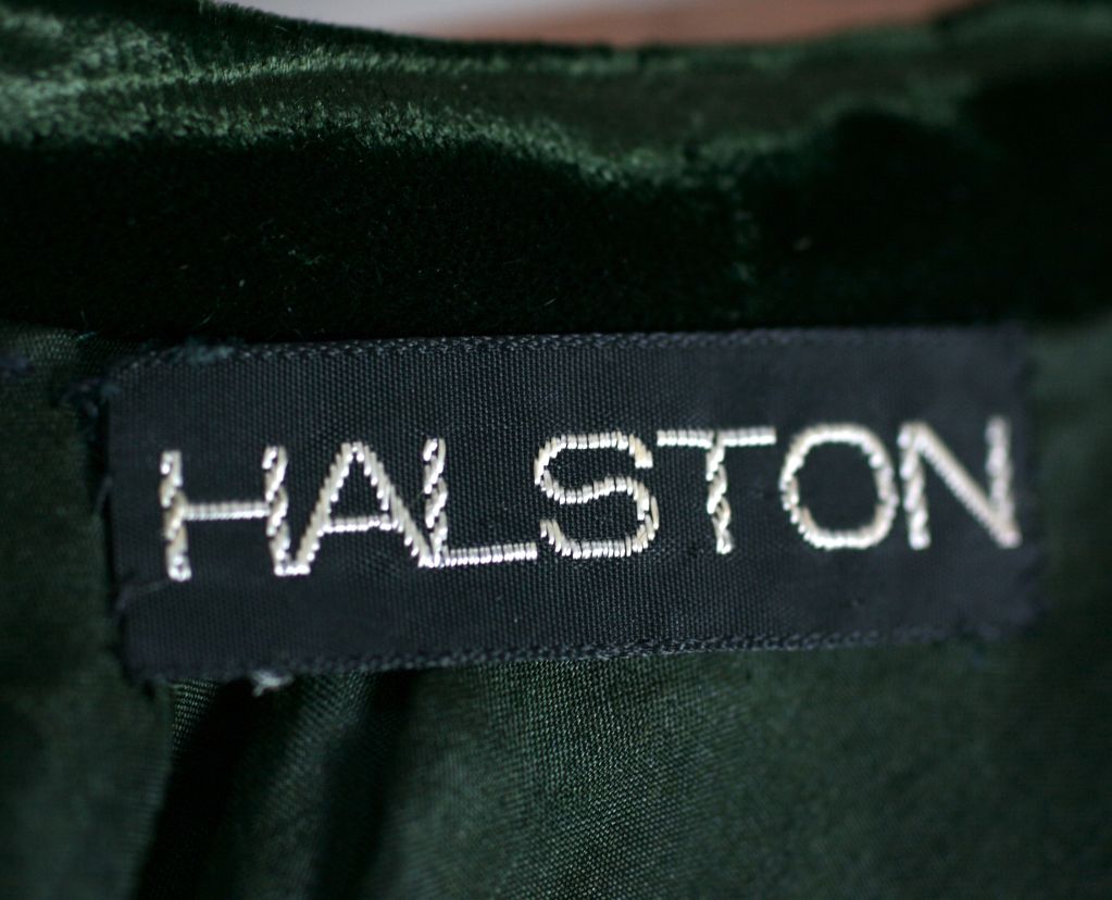 Halston: Ensemble im Schrägschnitt aus nilgrünem Seidensamt im Angebot 1