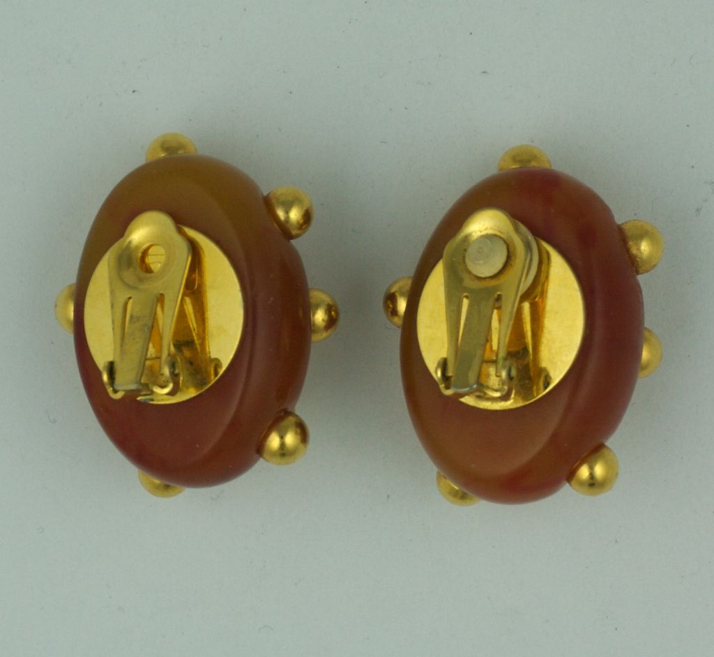 Unusual bakelite earrings studded with gilt balls. Clipback fittings by Diva, 1980s.
Excellent condition