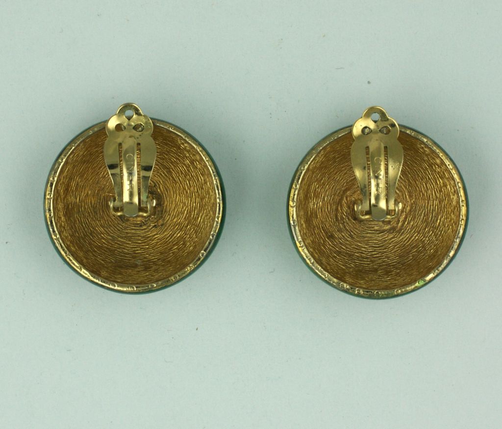 Emaillierte kuppelförmige Ohrringe von Ciner NY in konzentrischen Kreisen in Dunkelgrün und Marineblau.
clip-Back-Fittings, 1980er Jahre.
Ausgezeichneter Zustand