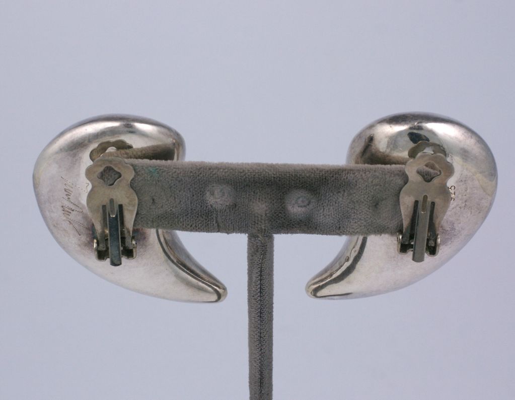 Boucles d'oreilles design à clips en forme de virgules surdimensionnées. Il n'est pas trop lourd en raison de sa construction creuse, mais il n'est pas non plus de qualité médiocre.<br />
Excellent état. Signature illisible.<br />
2
