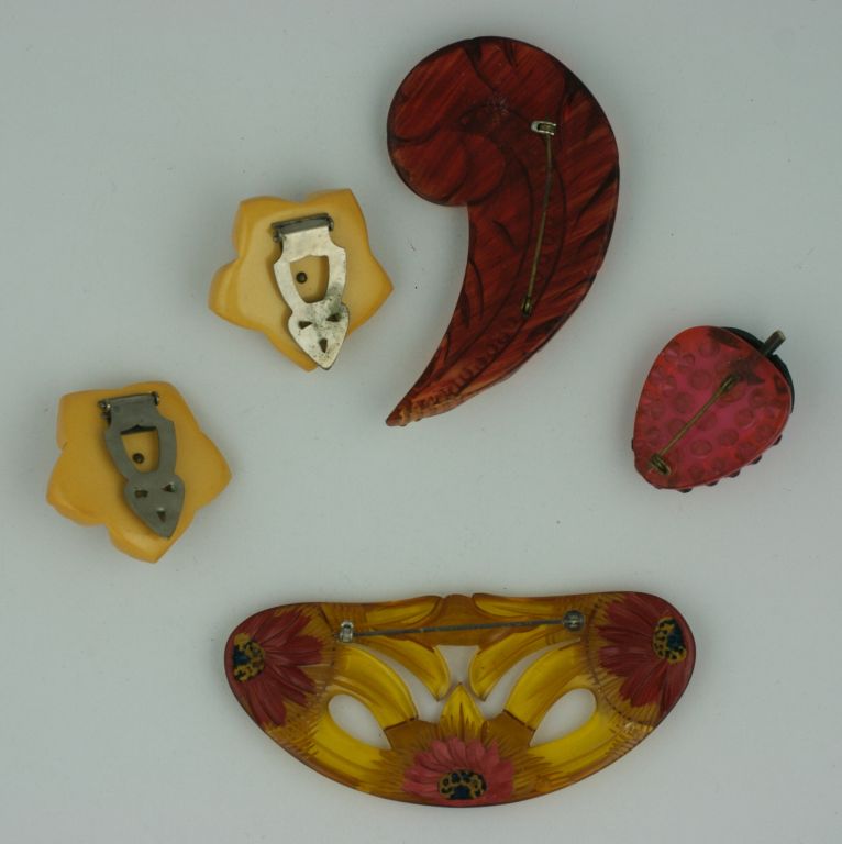 Pin and clips selection of Bakelite and lucite from the 1930's-60s.<br />
All excellent condition.<br />
<br />
Carved Bakelite Sunflower clips in yellow and red,1930s, 1.75