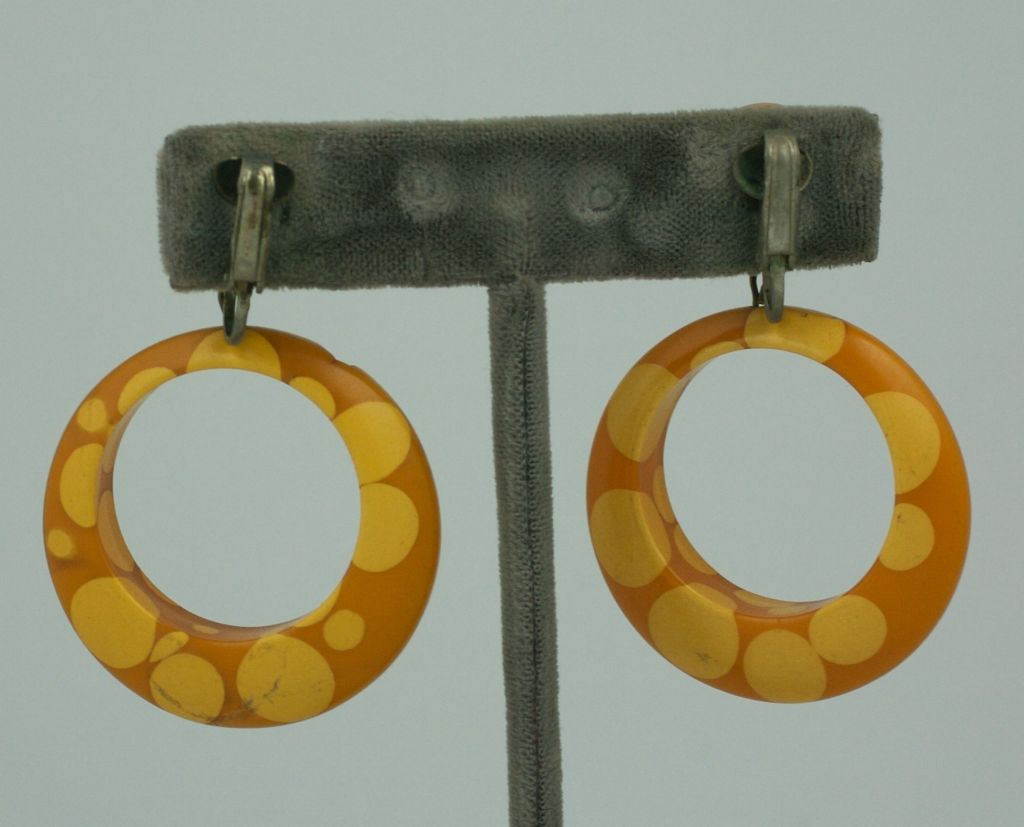 1930s injection dot bakelite hoop earrings with banana dots on caramel bakelite. Screw back fittings.<br />
Excellent condition