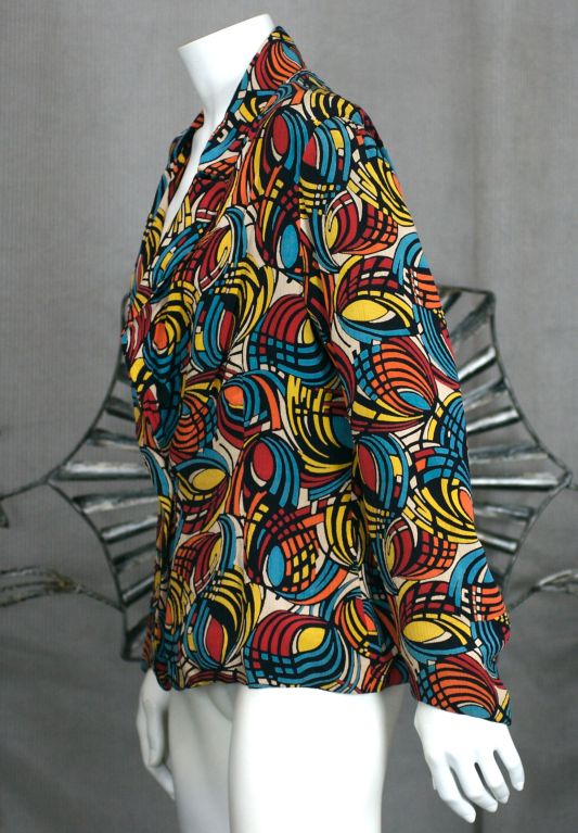 Wunderschöner einreihiger Blazer aus Crinkle-Crêpe mit Jet-Knopfverschluss. Sehr schöner Art-Déco-Druck aus den 1930er Jahren. Vollständig gefüttert in Schwarz.<br />
Ausgezeichneter Zustand.