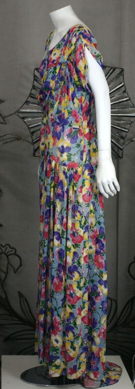 Gris Robe de soirée drapée à imprimé floral des années 1930 en vente