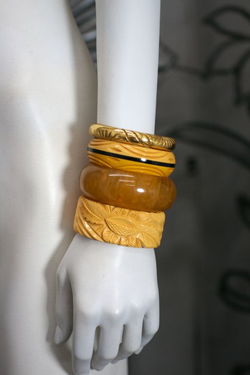 Women's Bakelite Bangle Wardrobe, 1930s-1950s For Sale