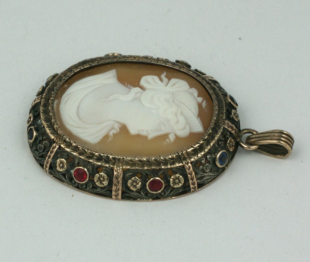 Pendentif camée ancien serti de pierres précieuses Bon état - En vente à New York, NY