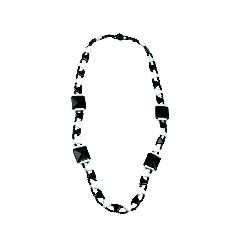 Collana in vetro bianco e nero Miriam Haskell in vendita