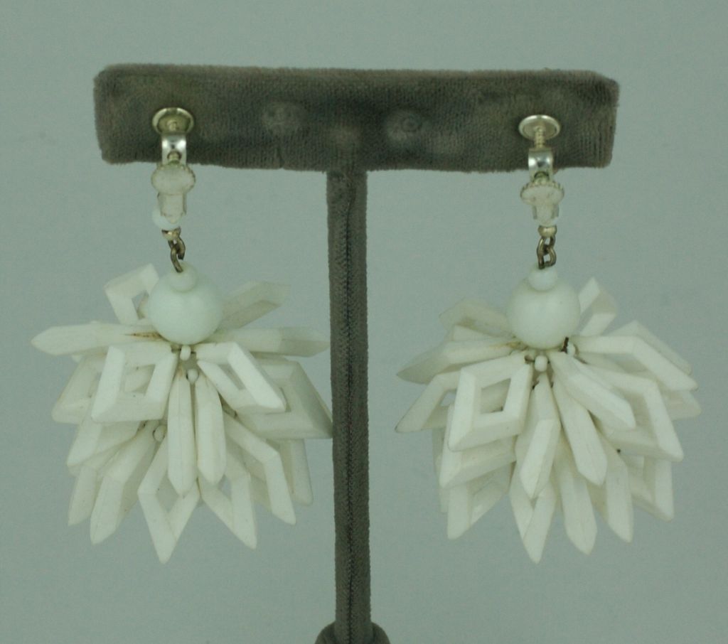Miriam Haskell, boucles d'oreilles abstraites floriformes blanches, en verre blanc et lucite.<br />
<br />
3
