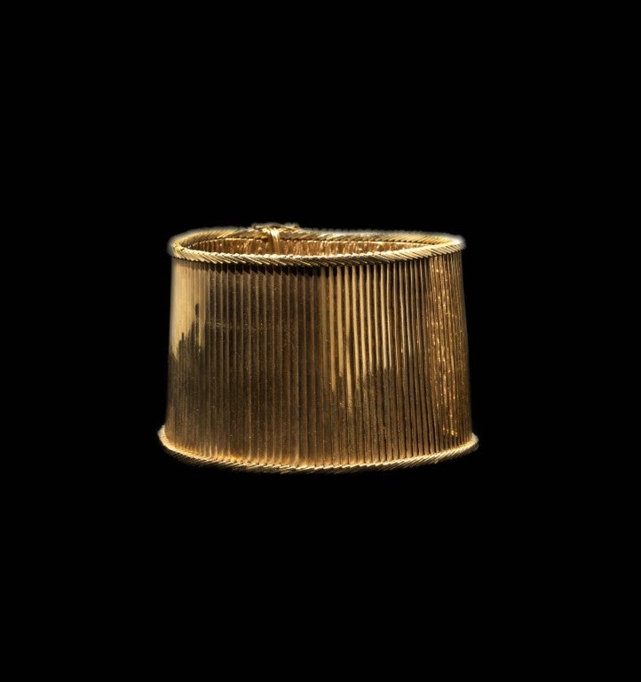 Large cuff bracelet hinged blades chopped yellow gold matte and glossy, bordered by a row of gold smooth head