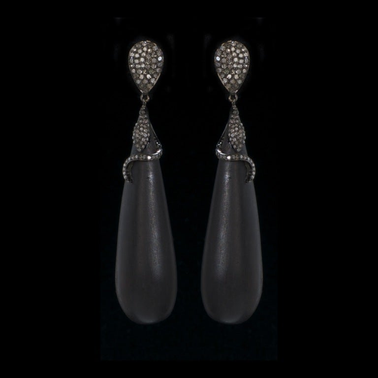 Karry'O Ebony and Diamonds Earrings

Diamonds 0,95 ct
Gold 18K 1,01 gr
Silver 2,54 gr
Ebony 50,65 gr