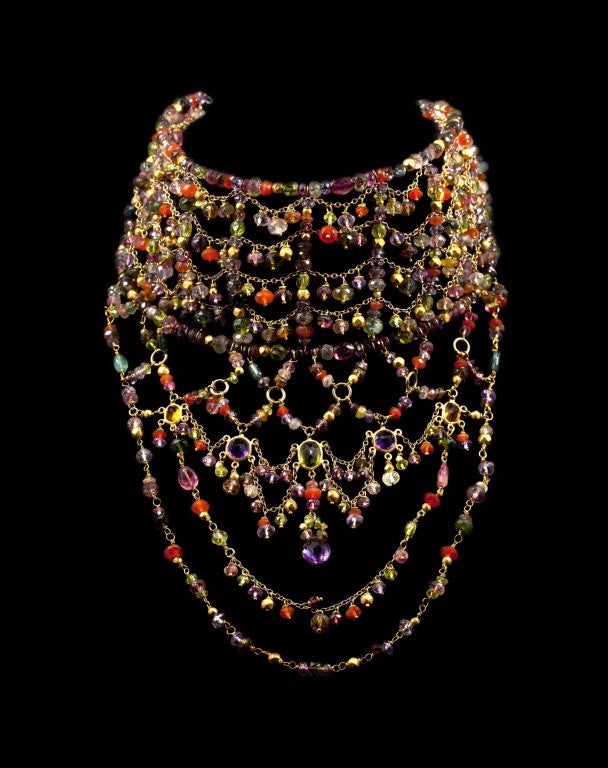 Erickson Beamon gold and semi precious stones : Cornaline, Emerald, Peridot, Grenat, Tourmaline, Citrine, Labrodorite, Amethyst.
On the back, a gold chain permits to adapt the size to the neck