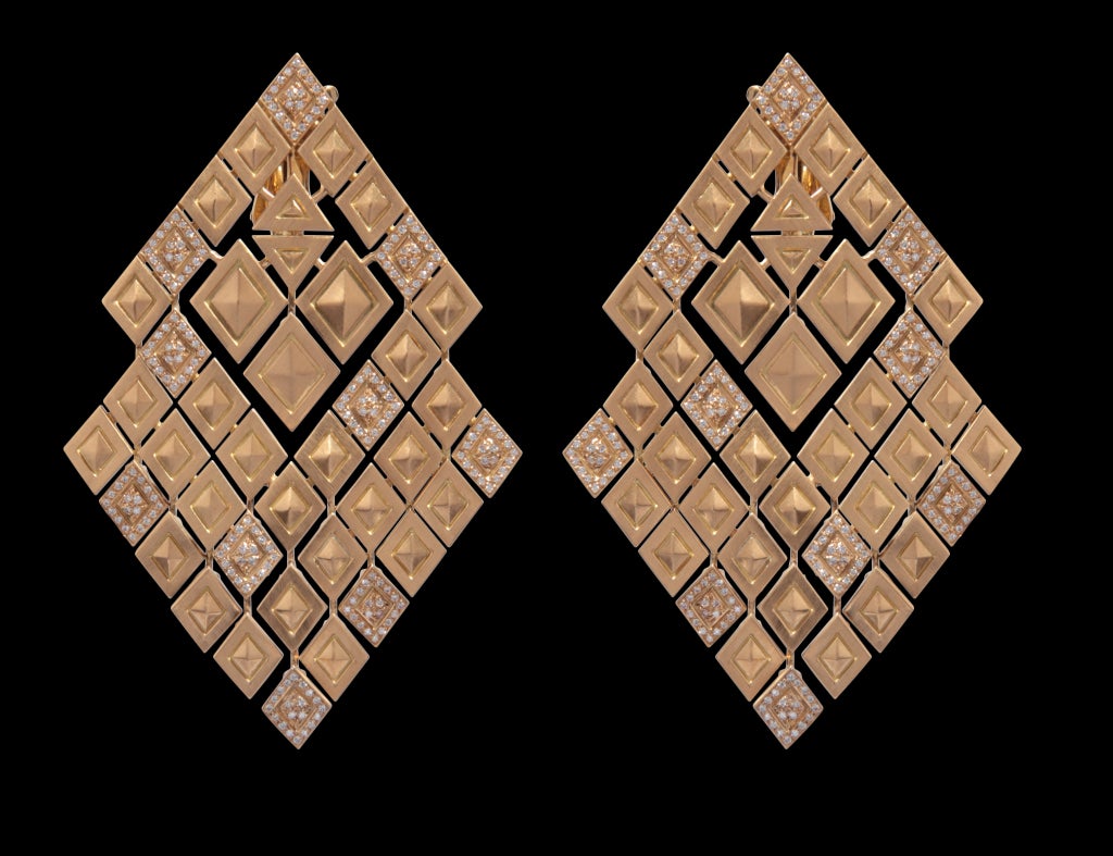 Gold 18k and 400 white diamonds earrings.
Pierced earrings