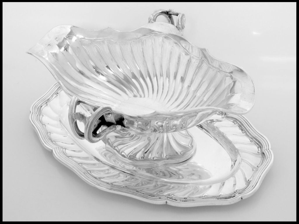 Antique French Sterling Silver Gravy/Sauce Boat with Tray Rococo In Excellent Condition For Sale In Triaize, Pays de Loire