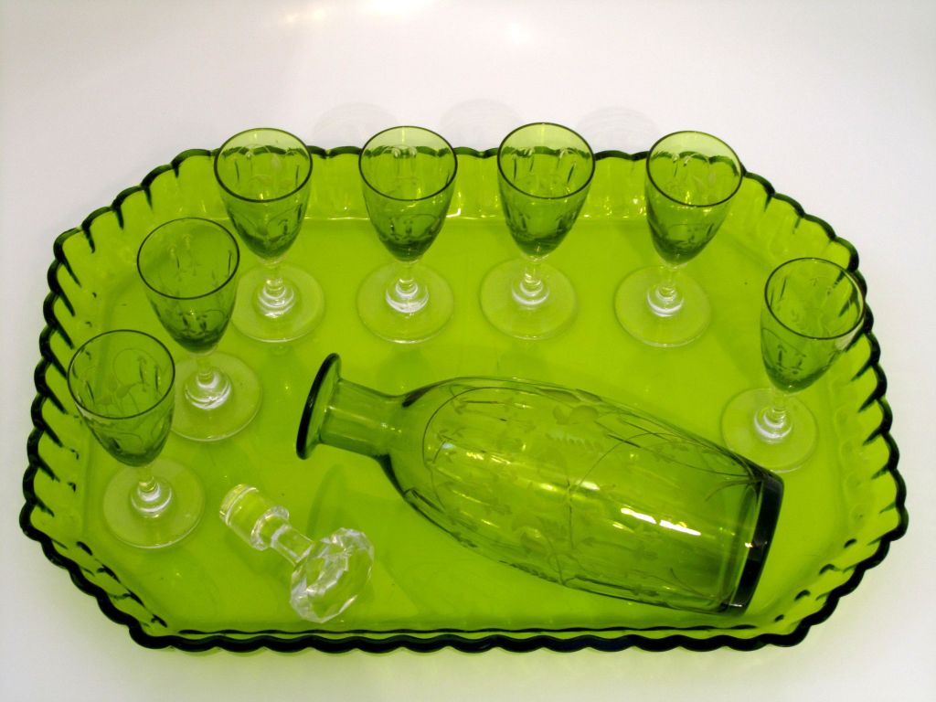 1900s St. Louis French Green Crystal Liqueur Set - Decanter Cordials and Tray In Good Condition In Triaize, Pays de Loire