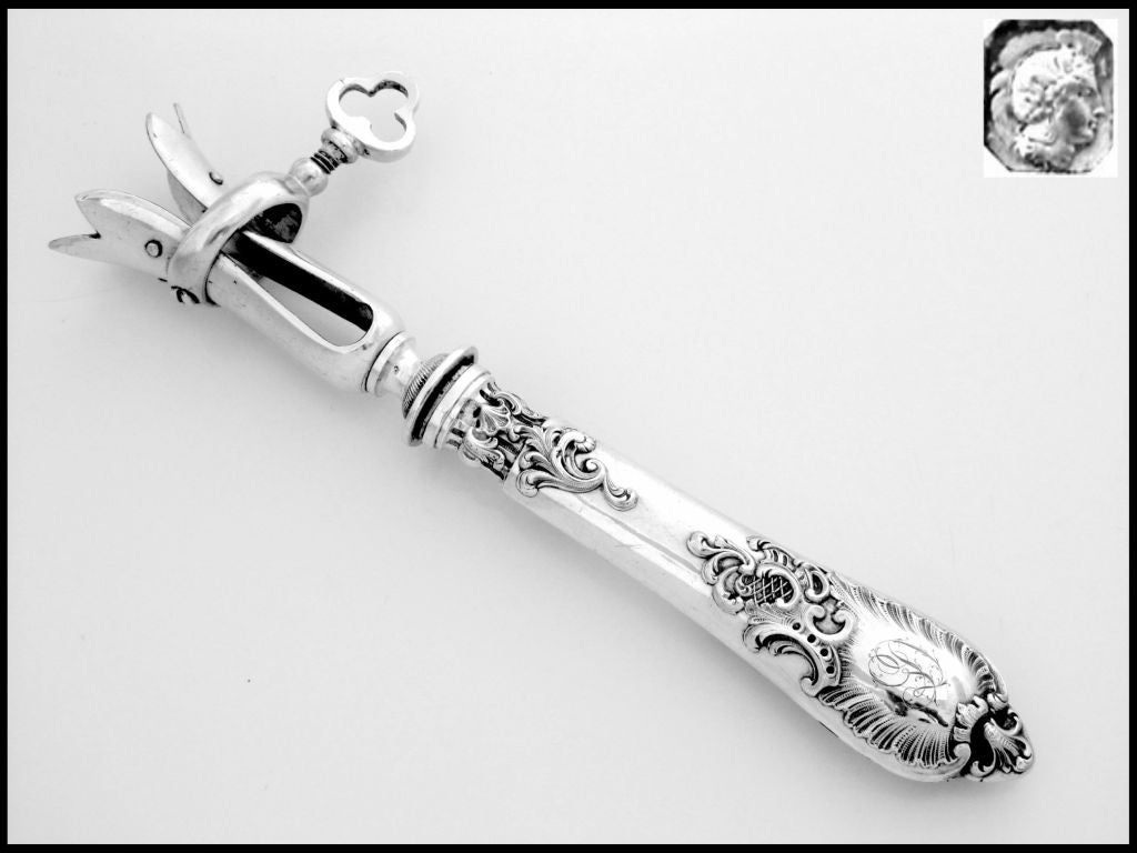 A gorgeous bone holder with silverplate grip & handle with Rococo decoration. A piece of high quality presented in its original box.

Hallmark :
Head of Minerve 1st titre on the handle for 950/1000 French Sterling Silver guarantee. 

Measures :