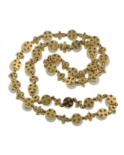 A stamped Tiffany & Co. 18KT gold diamond and pearl necklace.
108 round brilliant cut diamonds weighing 4.32 cts of E-F colour, VVS-VS clarity. Additionally 27 matching 6-6.5 mm high quality cultured pearls. The necklace measures 15.5
