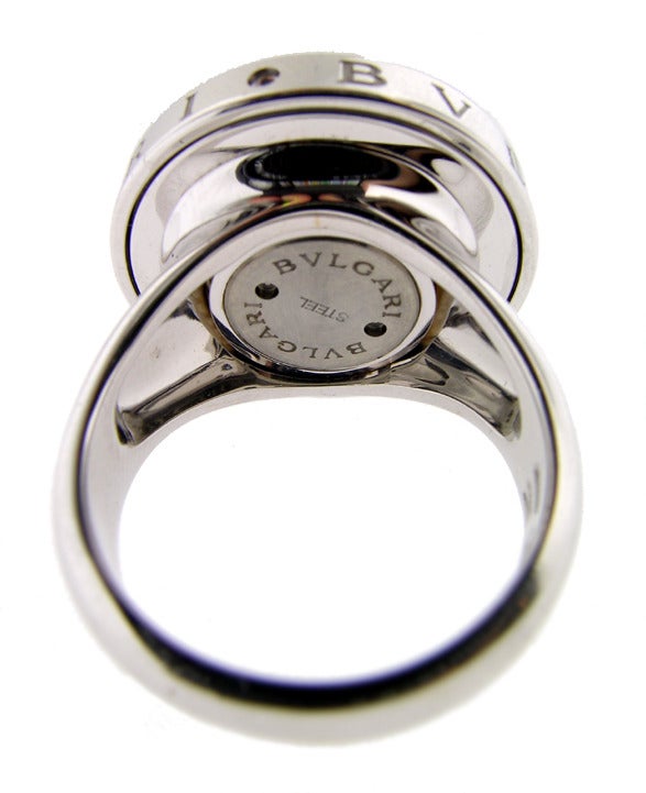 This classic Bvlgari ring has a spinning top set in 18KT white gold. It is the classic optical illusion ring with black onyx. The ring measures size 8 and is in excellent conditions.