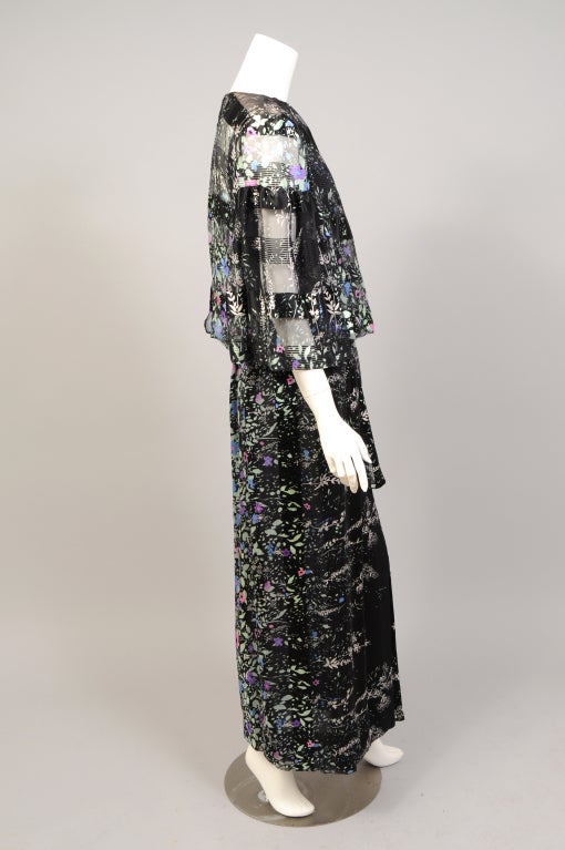 1970er Pauline Trigere Kleid und Oberteil aus bedrucktem Seidenchiffon mit Bandgewebe 1