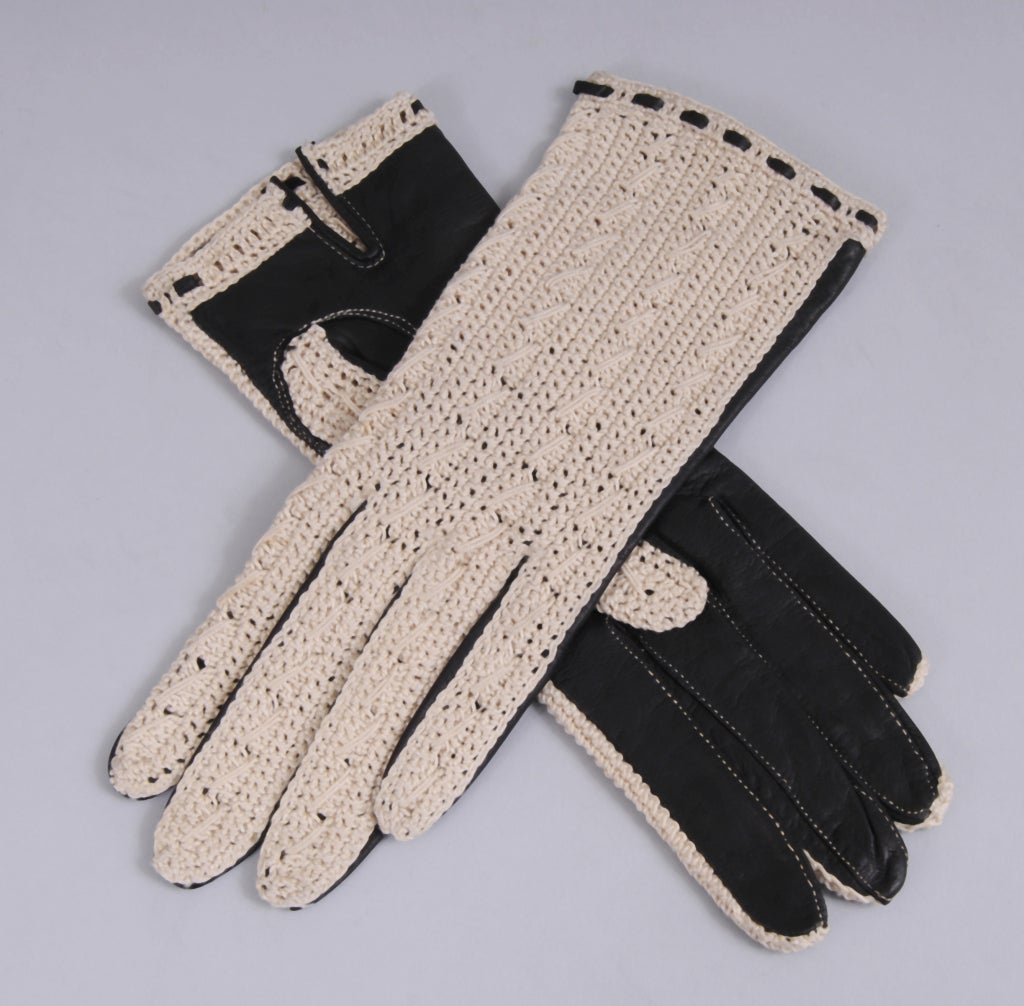 Jamais portés, ces gants de taille 8 sont en parfait état. Le devant du gant est en crochet de coton beige. Le dos du gant est en cuir doux comme du beurre avec des surpiqûres beiges.
Ils sont marqués d'une taille 8.