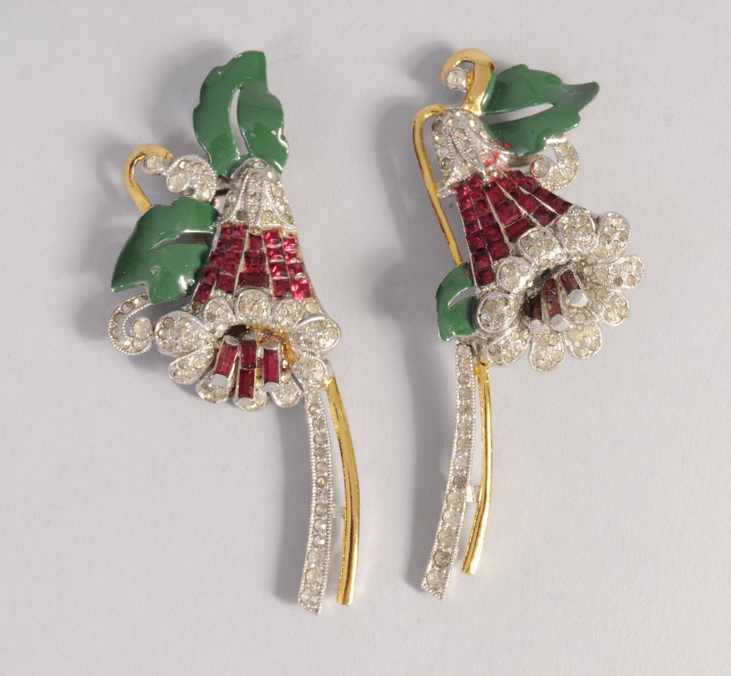This Coro Duette bellflower pin can also be worn as two separate clips. The pin has 