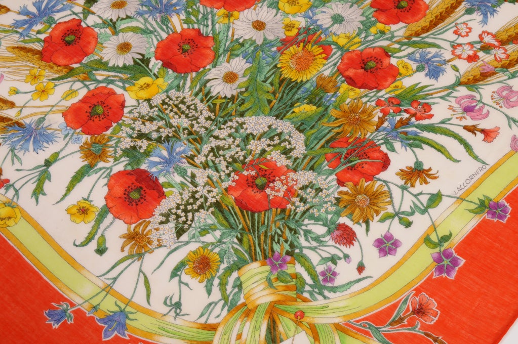Ein farbenfroher Strauß Sommerblumen ist mit einem Band gebunden und mit einer Karte von Gucci auf diesem schönen Baumwollschal befestigt. Es ist in ausgezeichnetem Zustand. 

Abmessungen;
35