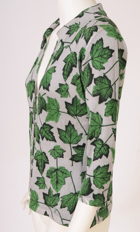 A charming leaf print in black and green plays well against the pale grey background of this silk sweater from Dolce & Gabbana.
It is marked a size 44 and it is in excellent condition.

Measurements;
shoulders 16