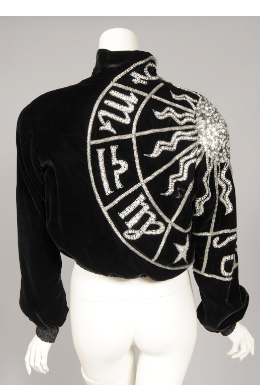 Zodiac di Bob Mackie con perline ispirato a Schiaparelli 1