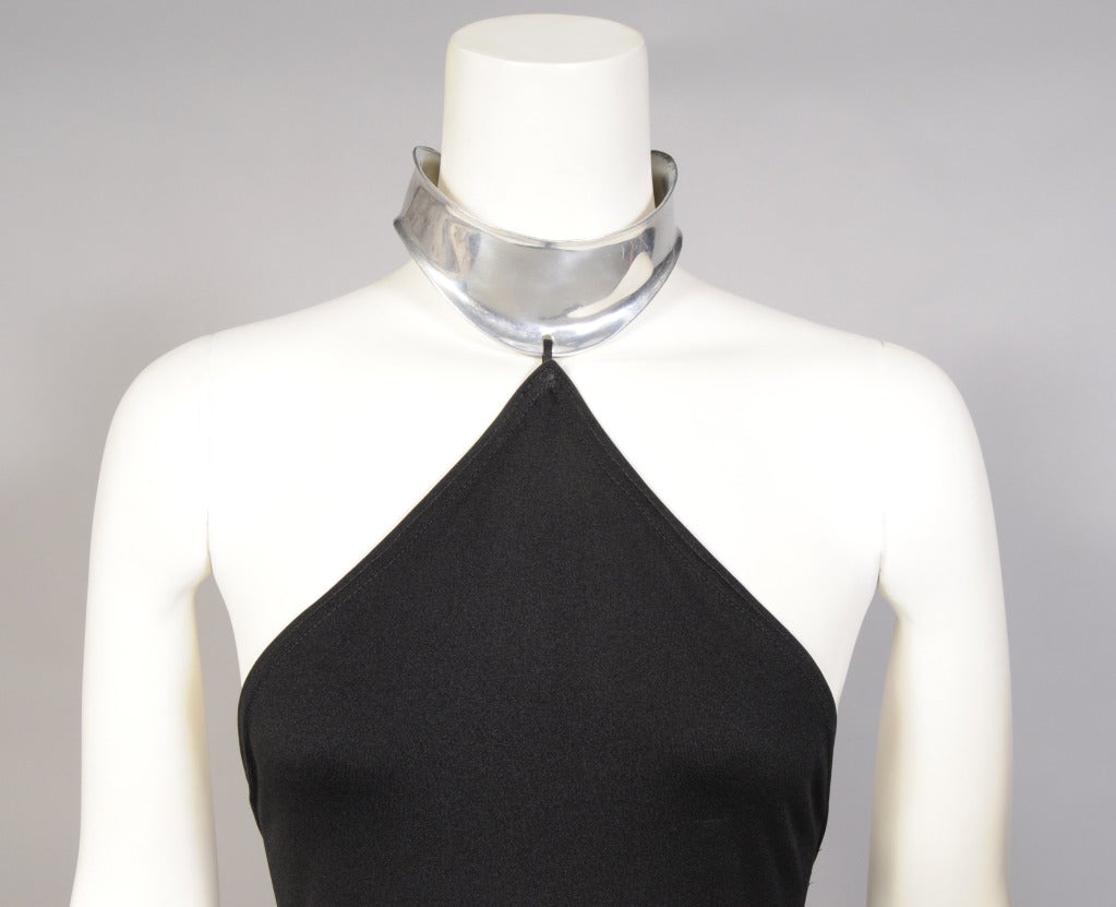Eine Zusammenarbeit zwischen dem berühmten Modedesigner Rudi Gernreich und dem Juwelier Chris den Blaker führte zu einer kleinen Gruppe von Abendkleidern mit angehängtem Aluminiumschmuck. Dieses Kleid aus der Mitte der 1970er Jahre ist ein schwarzes