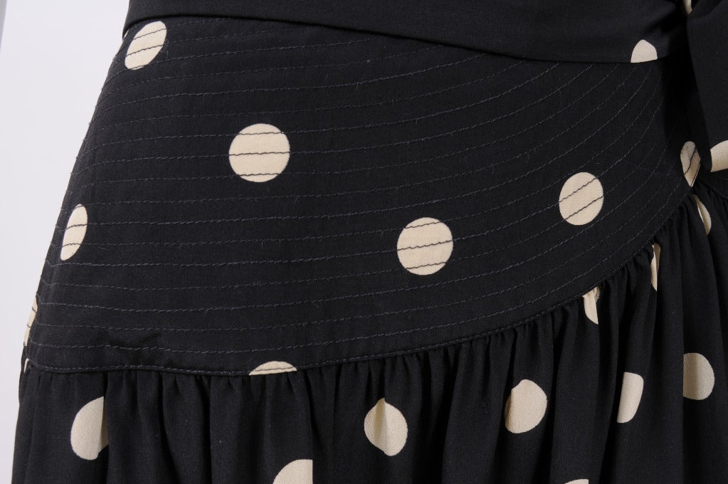 Noir Martha, Palm Beach - Robe à pois blancs sur soie noire en vente