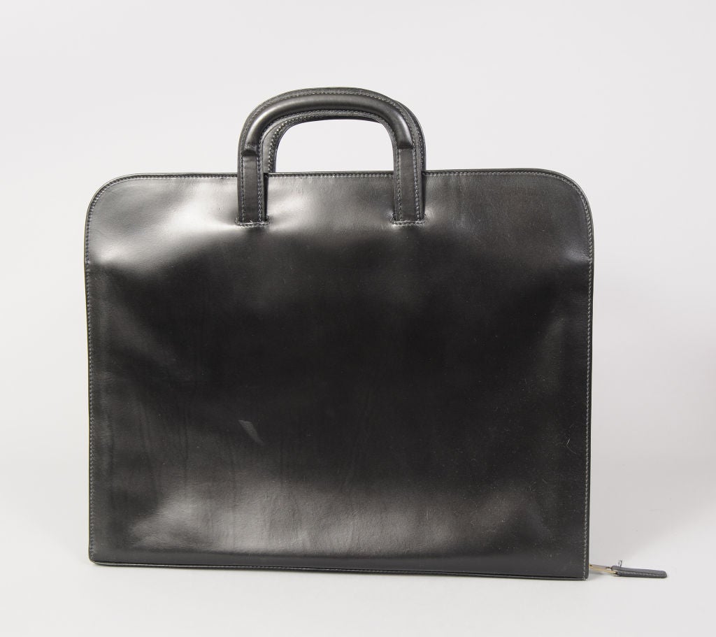 All the fabulous quality and craftsmanship of a Gucci leather handbag is found in this pristine black leather briefcase.<br />
The case has a pair of sturdy handles, a metal zipper closure, and a fitted interior. One side has a large legal size