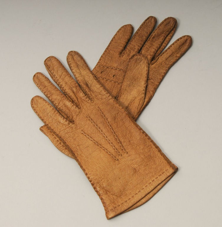Rich caramel colored leather is used for these stylish driving gloves from Hermes. They are in excellent condition and appear unworn.<br />
<br />
Size 6 1/2