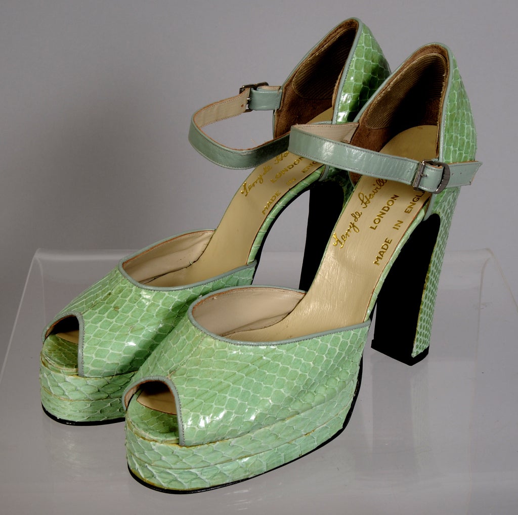 Terry de Haviland - Chaussures à plateforme en peau de serpent vert  printemps des années 1970 - En vente sur 1stDibs