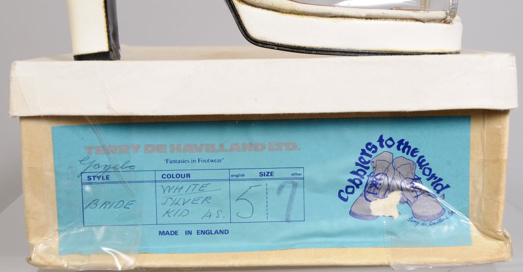 Terry De Havilland 1970er Vintage Hochzeit Schuhe Silber Herz- und Blumendekor im Angebot 1