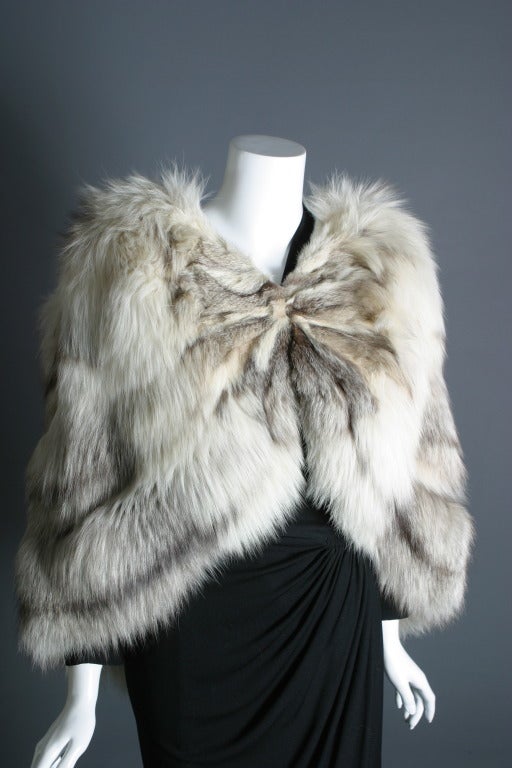 Anonyme, circa 1950

Ultra Glamorous silver fox cape, newly lined with a white satin lining, made to measure on one of our designs.
Beautifully made.
Will fit a size S to M
FREE DELIVERY INCLUDED IN THE PRICE

Ultra Glamour cette ravissante