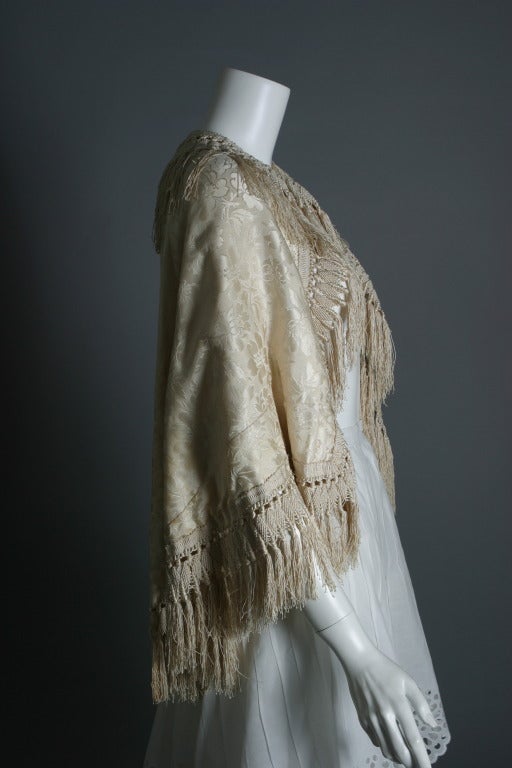 France, Second Empire,

Beautiful cape in ivory silk damask, floral motifs, the interior slightly padded, in quilted plain ivory silk, ivory braiding and fringe applied all around.
delivery included

Visite en soie damassée ivoire, à motifs