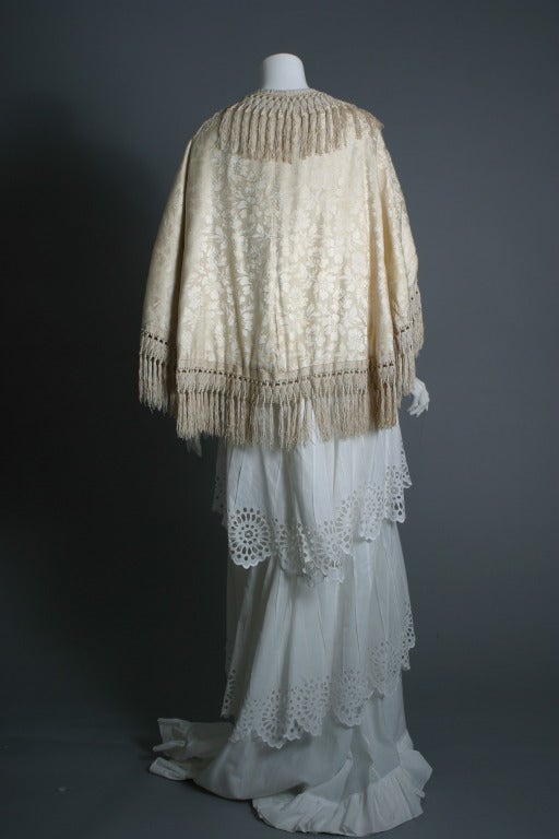 1860s French Ivory silk damask cape In Good Condition For Sale In Newark, DE