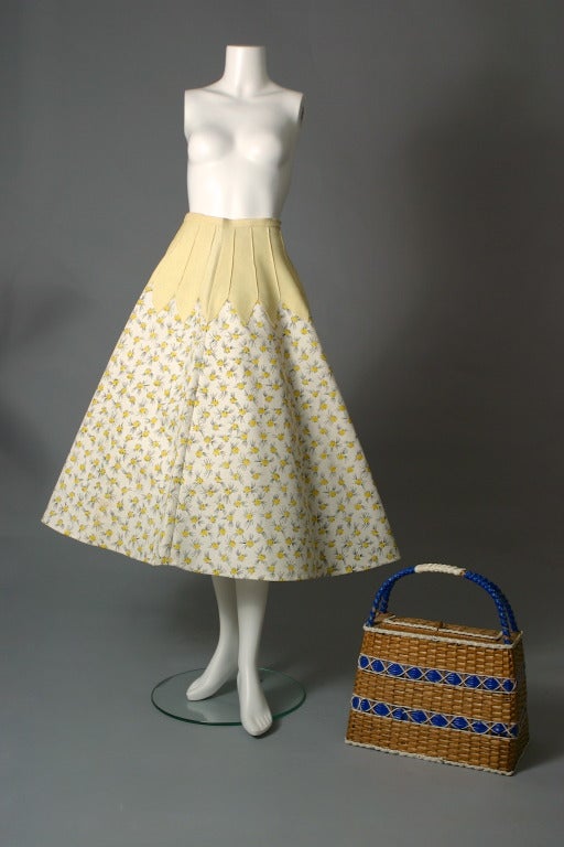 Anonyme, circa 1950,

Lovely ample skirt in italian straw and semi rigid white and yellow printed cloth, zip closure to the side, no lining..
Very fresh!
Approx. us size 6
It is featured with a petticoat, not included... and with a rare and