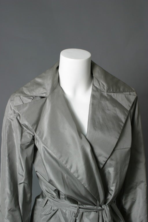 Guy Laroche Haute couture soft gray taffeta evening trench In Excellent Condition For Sale In Newark, DE