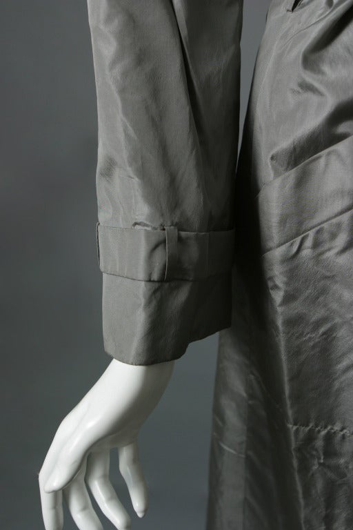 Guy Laroche Haute couture soft gray taffeta evening trench For Sale 2