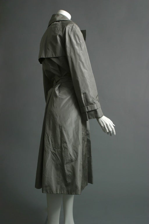 Guy Laroche Haute couture soft gray taffeta evening trench For Sale 4