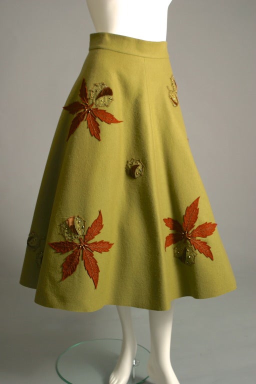 LANVIN- CASTILLO, circa 1950, 

Very rare and beautiful '' châlet'' ample skirt in kaki woolen felt, adorned all around with  exquisite horse chestnut leaves and chestnuts, applied and embroidered, with beads and silk threads.
No lining, zip