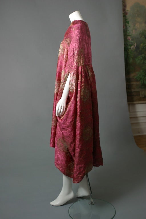 1920s Cauet Paris hot pink brocaded evening cape In Good Condition For Sale In Newark, DE