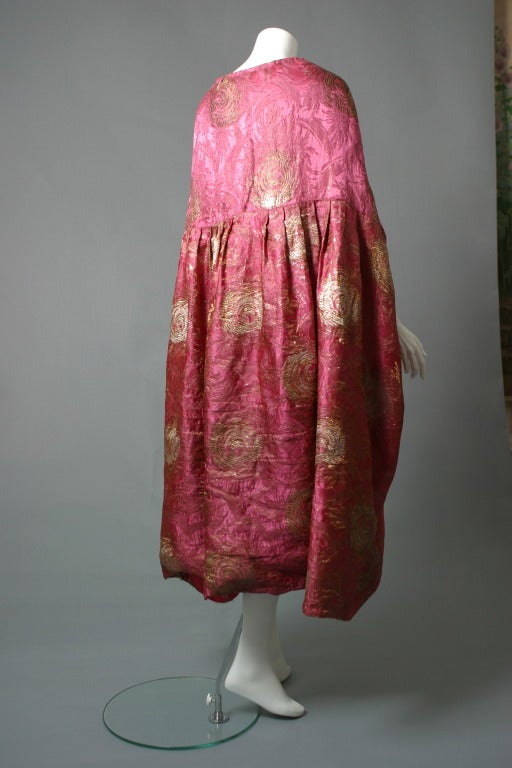 Women's 1920s Cauet Paris hot pink brocaded evening cape For Sale