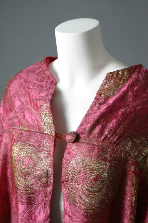 1920s Cauet Paris hot pink brocaded evening cape For Sale 3