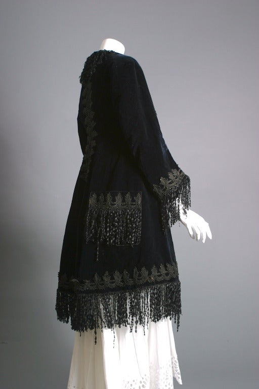 France, circa 1855- 60, an exquisite black silk velvet mantle for crinoline dresses, adorned all around with the most exquisite twisted silk fringe and jet beaded lace.
NOT ALTERED

DELIVERY INCLUDED IN THE PRICE

Somptueuse basquine ou
