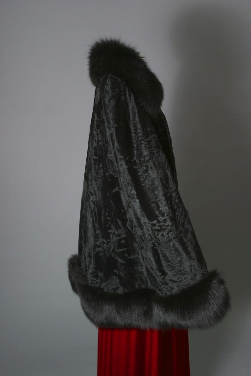 French black Breitschwanz and fox fur cape In Excellent Condition For Sale In Newark, DE