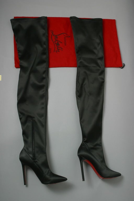 Christian LOUBOUTIN, Paris, circa 2012

Stunning pair of thigh high, tight fitting, black satin evening boots. 
Classic red Louboutin soles
Marked size : 37 1/2  -  7 1/2 US Size
heel : 12 cm
Thigh: 40 cm allround
Made in Italy

Excellent