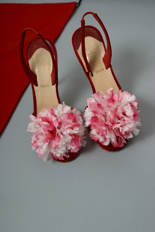 Christian LOUBOUTIN gorgeous red velvet and silk flower sandals size 37 1/2 In Excellent Condition For Sale In Newark, DE