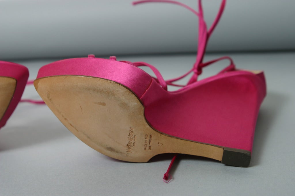 2000s TOM FORD for YSL hot pink silk satin wedged evening sandals size 37 For Sale 5