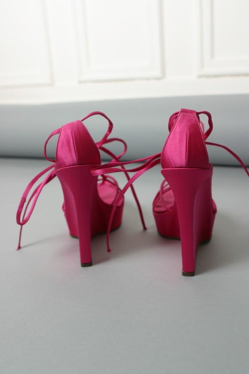 2000s TOM FORD for YSL hot pink silk satin wedged evening sandals size 37 In Excellent Condition For Sale In Newark, DE